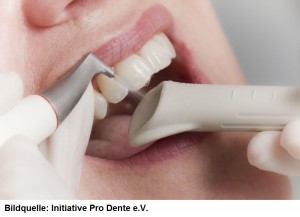 Das Air-Flow-System (Synonym: Pulverstrahltechnik) ist ein Verfahren zur professionellen Zahnreinigung (PZR), mit dem durch ein Pulver-Wasser-Luftgemisch dem Zahn aufgelagerte harte Verfärbungen und mikrobielle weiche Zahnbeläge schonend und an für die häusliche Zahnpflege unzugänglichen Stellen entfernt werden können.