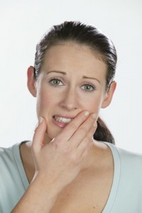 Feuchte Hände, trockener Mund, ein flaues Gefühl in der Magengegend - die meisten Menschen kennen diese Symptome vor einem Besuch beim Zahnarzt. Doch während die meisten mit ein bisschen Magenkribbeln gut leben können, leiden echte Angstpatienten schon beim Betreten der Praxis unter Schweißausbrüchen. In Deutschland gibt es schätzungsweise 10 % sogenannte Zahnbehandlungsphobiker. Sie verschieben Termin um Termin und vermeiden sogar bei starken Zahnschmerzen den Zahnarztbesuch, was schlimme Folgen haben kann. Die Verwendung dieses Bildes ist nur für redaktionelle Zwecke und ausschließlich in Bezug auf das Thema Zahnmedizin gestattet. Die Bearbeitung des Bildes ist nicht erlaubt, mit Ausnahme der Verkleinerung oder Vergrößerung sowie der technischen Aufbereitung zum Zweck der optimalen Vervielfältigung. Die Weitergabe dieses Bildes an Dritte und insbesondere der honorarpflichtige Vertrieb/die Speicherung in Bilddatenbanken ist untersagt. Der Abdruck ist ausschließlich unter Nennung der Quellenangabe: "proDente e.V." honorarfrei. . .Erzeugt mit der Demo Version des Caption Writers II.